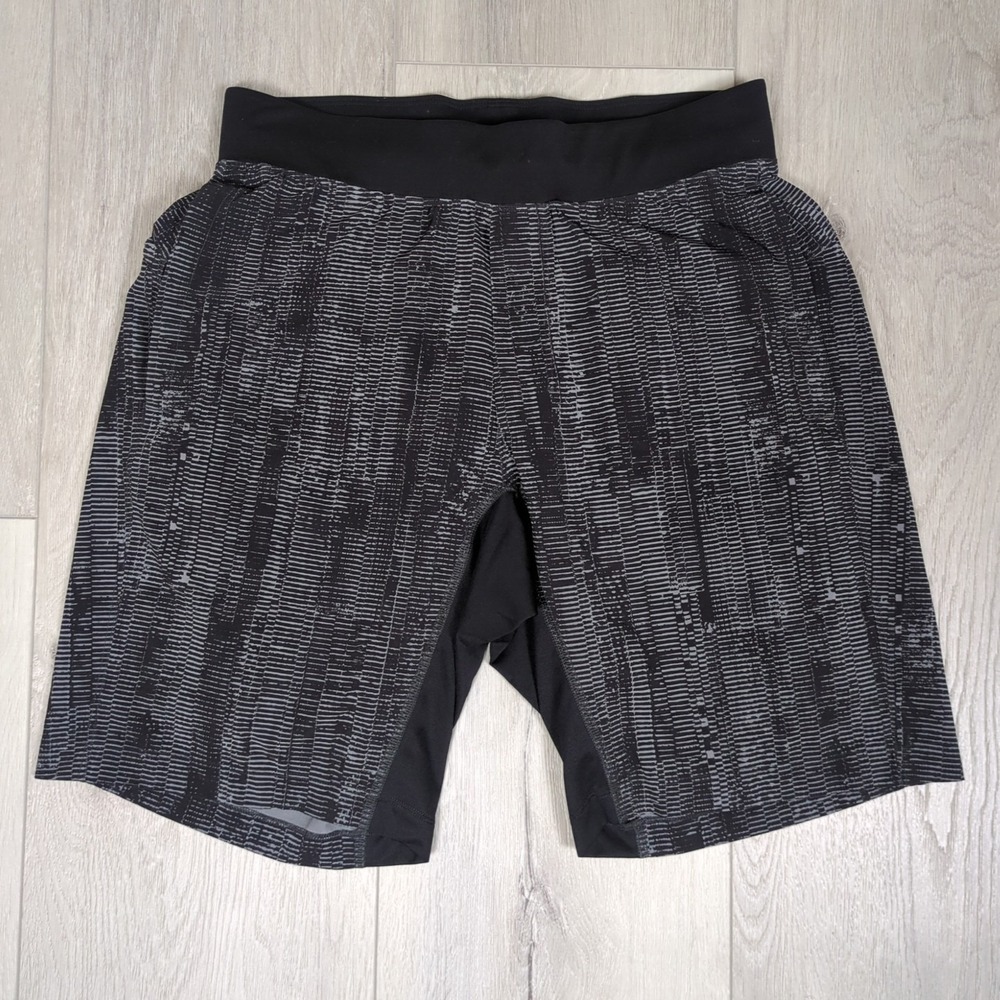 Lululemon T.H.E. Short Luxtreme 9" Inseam Mens Medium Black White Striped Lined